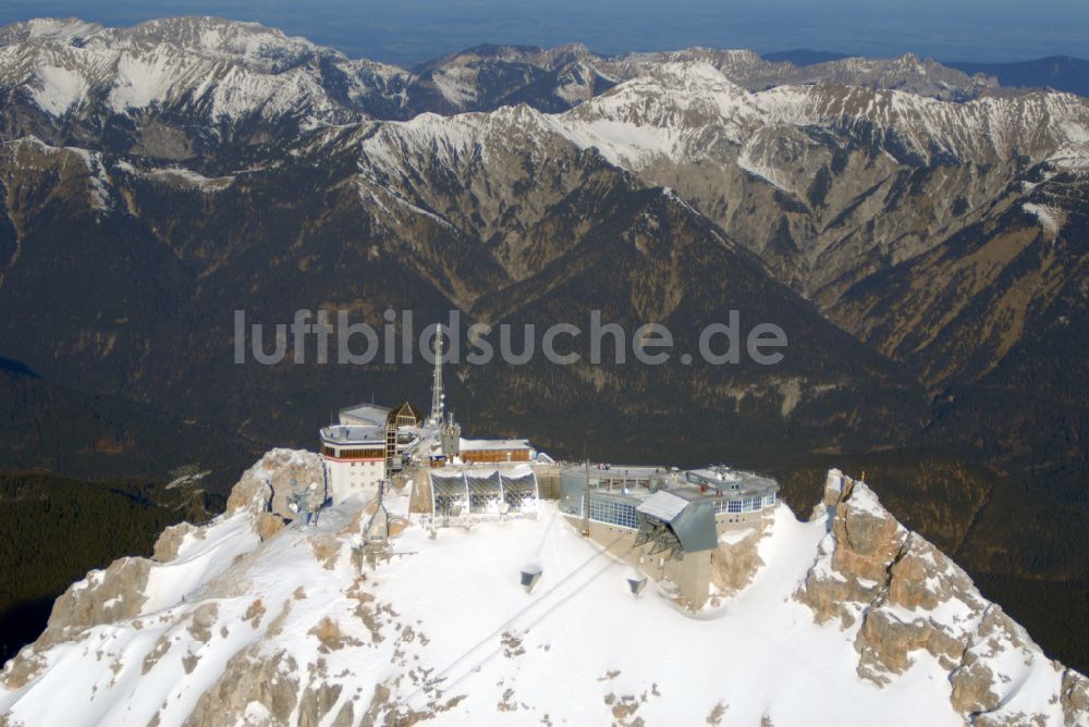 Garmisch-Partenkirchen aus der Vogelperspektive: Winterluftbild Bergstation der Seilbahn auf dem Gipfel der der Zugspitze bei Garmisch-Partenkirchen im Bundesland Bayern