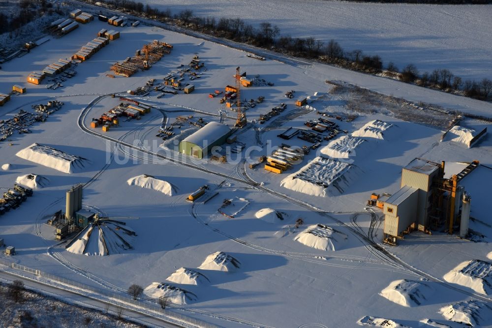 Werneuchen von oben - Winterluftbild Beton- und Baustoffmischwerk in Werneuchen im Bundesland Brandenburg