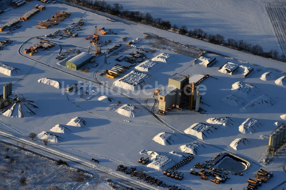 Werneuchen aus der Vogelperspektive: Winterluftbild Beton- und Baustoffmischwerk in Werneuchen im Bundesland Brandenburg