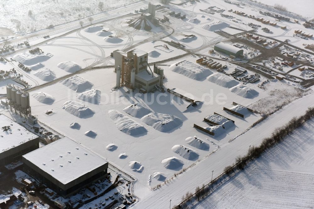 Werneuchen von oben - Winterluftbild Beton- und Baustoffmischwerk in Werneuchen im Bundesland Brandenburg