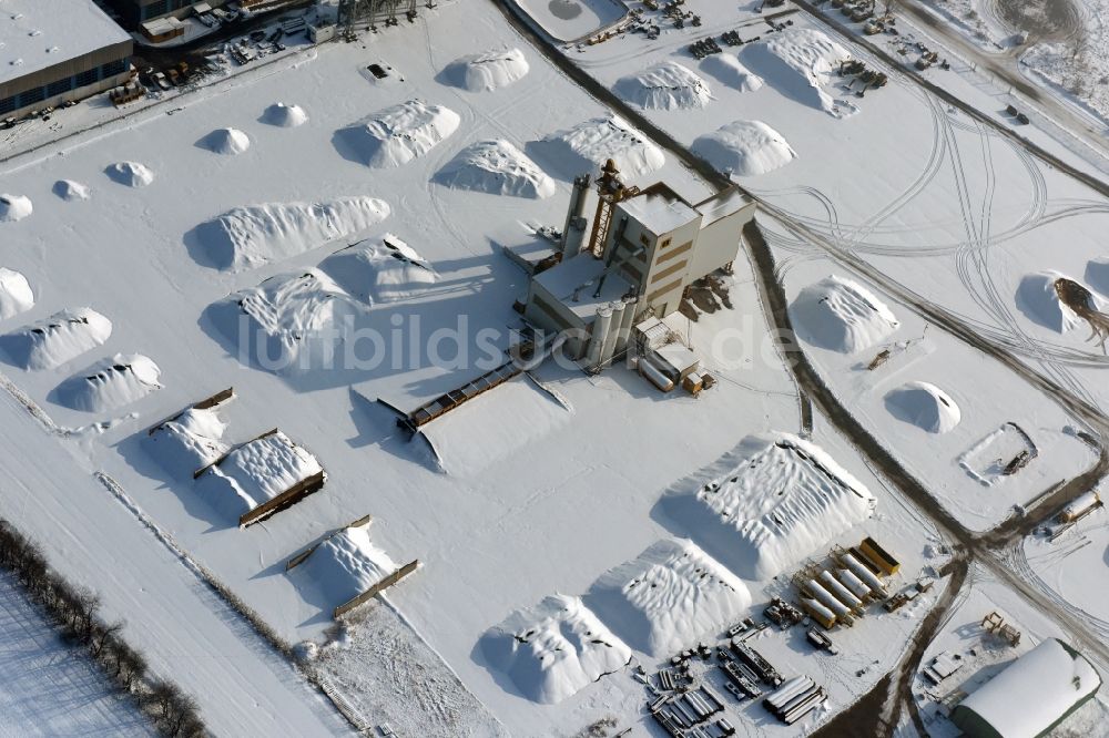 Luftbild Werneuchen - Winterluftbild Beton- und Baustoffmischwerk in Werneuchen im Bundesland Brandenburg