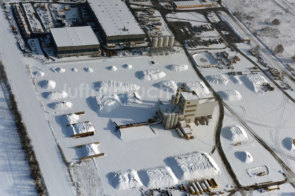 Luftaufnahme Werneuchen - Winterluftbild Beton- und Baustoffmischwerk in Werneuchen im Bundesland Brandenburg