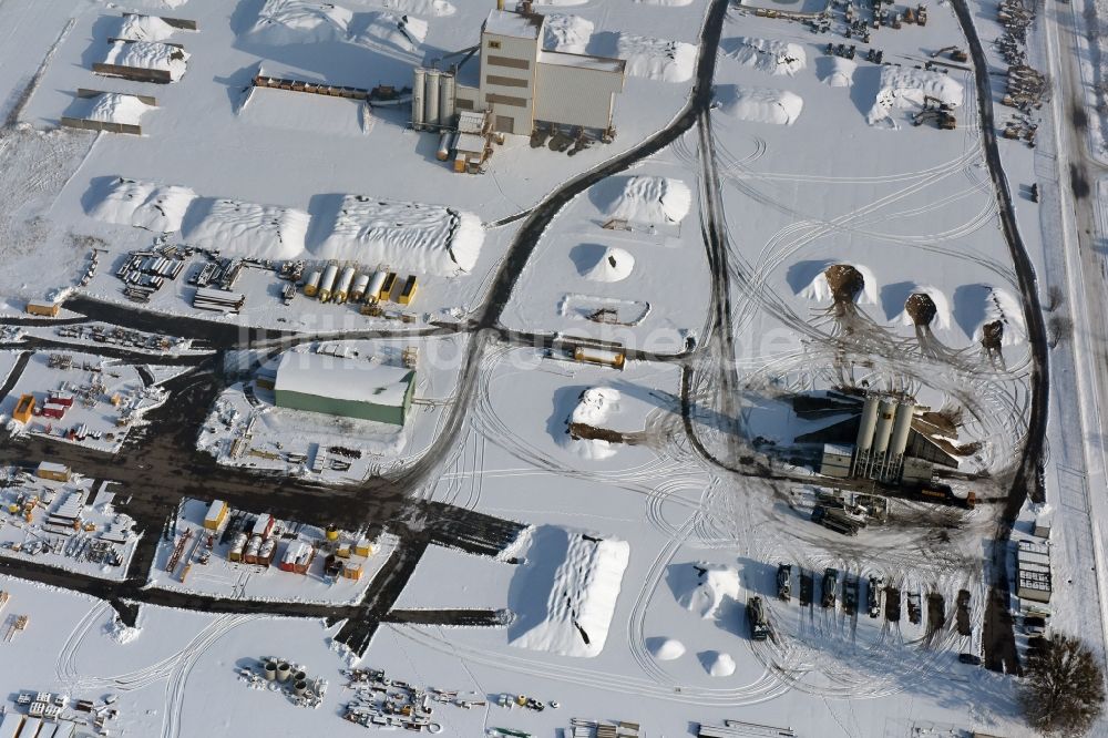 Luftaufnahme Werneuchen - Winterluftbild Beton- und Baustoffmischwerk in Werneuchen im Bundesland Brandenburg