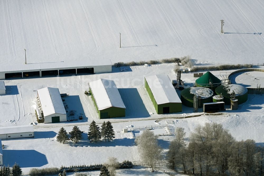 Luftaufnahme Rehberg - Winterluftbild Biogasspeicher- Behälter im Biogaspark in Rehberg im Bundesland Mecklenburg-Vorpommern, Deutschland
