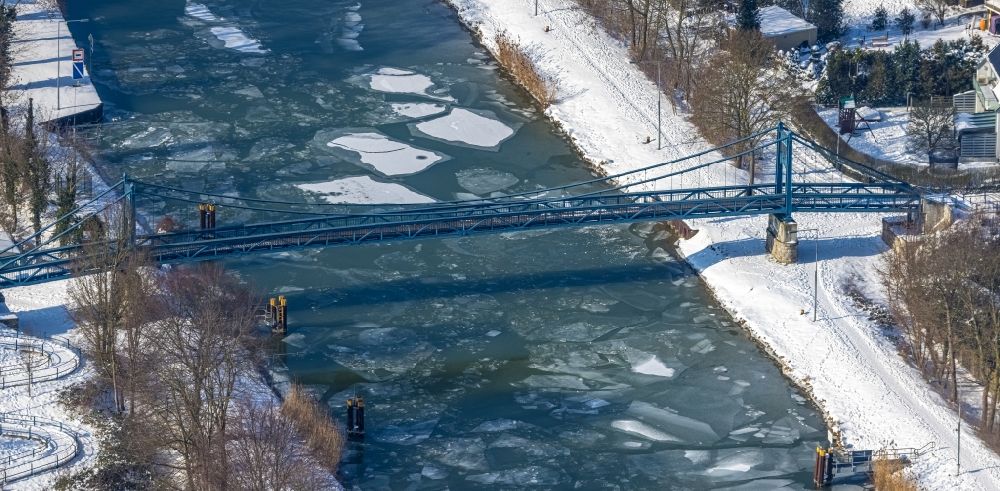 Hamm aus der Vogelperspektive: Winterluftbild Bogenstahlbrücke auf dem Datteln-Hamm-Kanal in Hamm im Bundesland Nordrhein-Westfalen