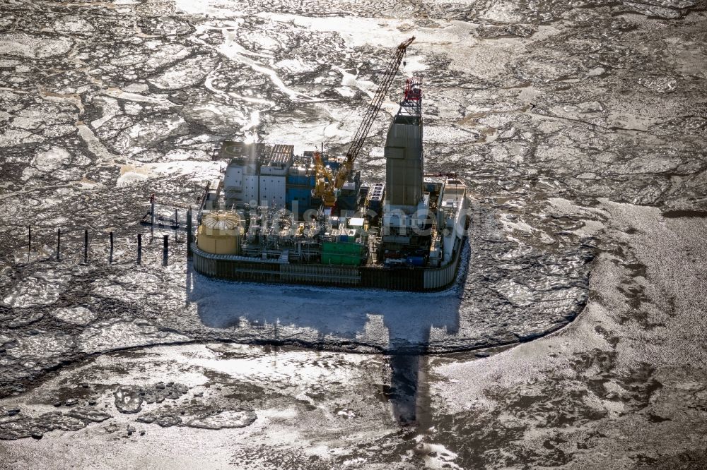 Luftbild Friedrichskoog - Winterluftbild Bohrinsel- Plattform Mittelplate auf der Meeresoberfläche der Nordsee in Friedrichskoog im Bundesland Schleswig-Holstein, Deutschland