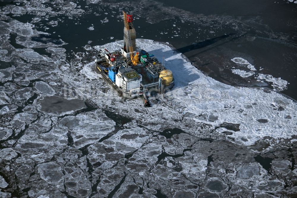 Luftaufnahme Friedrichskoog - Winterluftbild Bohrinsel- Plattform Mittelplate auf der Meeresoberfläche der Nordsee in Friedrichskoog im Bundesland Schleswig-Holstein, Deutschland