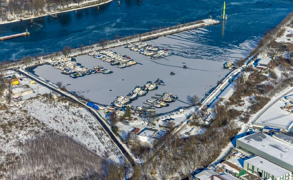 Luftaufnahme Herne - Winterluftbild Boote an den Anlegestellen des Rhein-Herne-Kanal in Herne im Bundesland Nordrhein-Westfalen, Deutschland