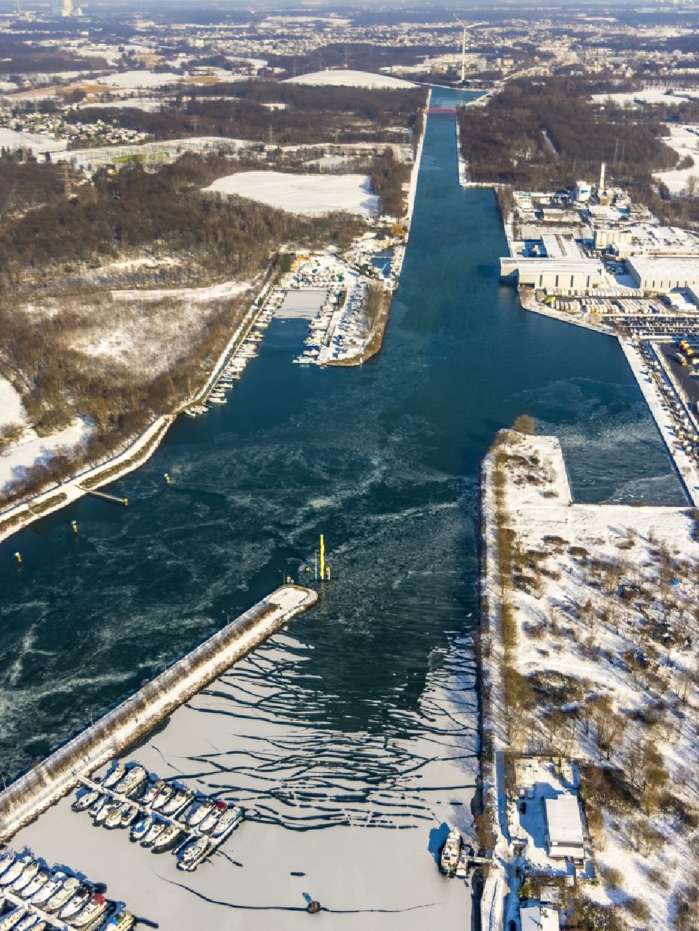 Herne aus der Vogelperspektive: Winterluftbild Boote an den Anlegestellen des Rhein-Herne-Kanal in Herne im Bundesland Nordrhein-Westfalen, Deutschland