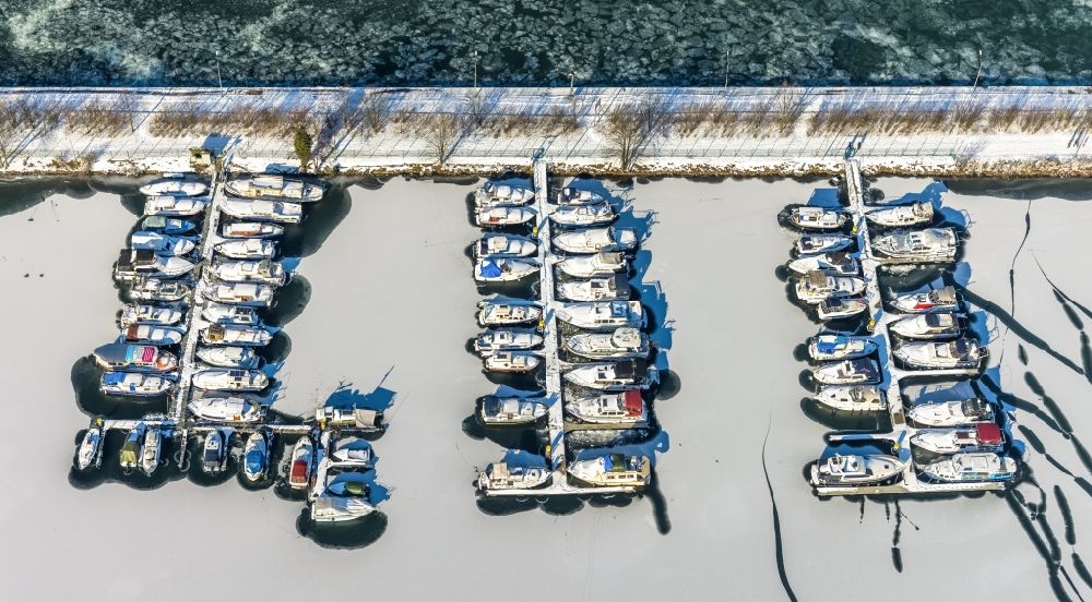 Luftbild Herne - Winterluftbild Boote an den Anlegestellen des Rhein-Herne-Kanal in Herne im Bundesland Nordrhein-Westfalen, Deutschland