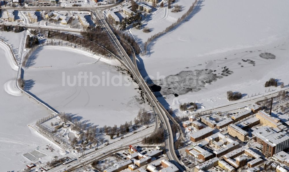 Östersund von oben - Winterluftbild Brückenbauwerk in Östersund in Jämtlands län, Schweden
