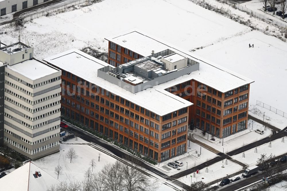 Luftaufnahme Berlin - Winterluftbild Büro- und Geschäftshauses an der Beilsteiner Straße im Ortsteil Marzahn in Berlin, Deutschland
