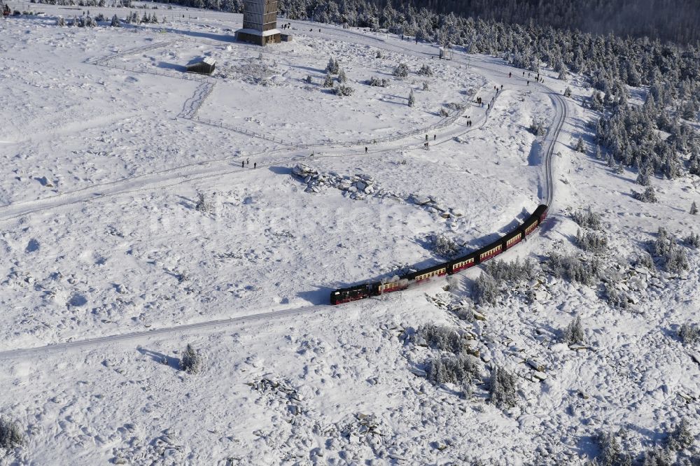 Brocken von oben - Winterluftbild Brockenbahn - Harzquerbahn - Harzer Schmalspurbahn am Brocken in Schsen-Anhalt