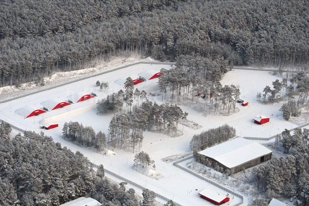 Luftaufnahme Biesenthal - Winterluftbild Bunker- Gebäudekomplex und Munitionsdepot auf dem militärischen Übungsgelände der Polizei in Biesenthal im Bundesland Brandenburg, Deutschland