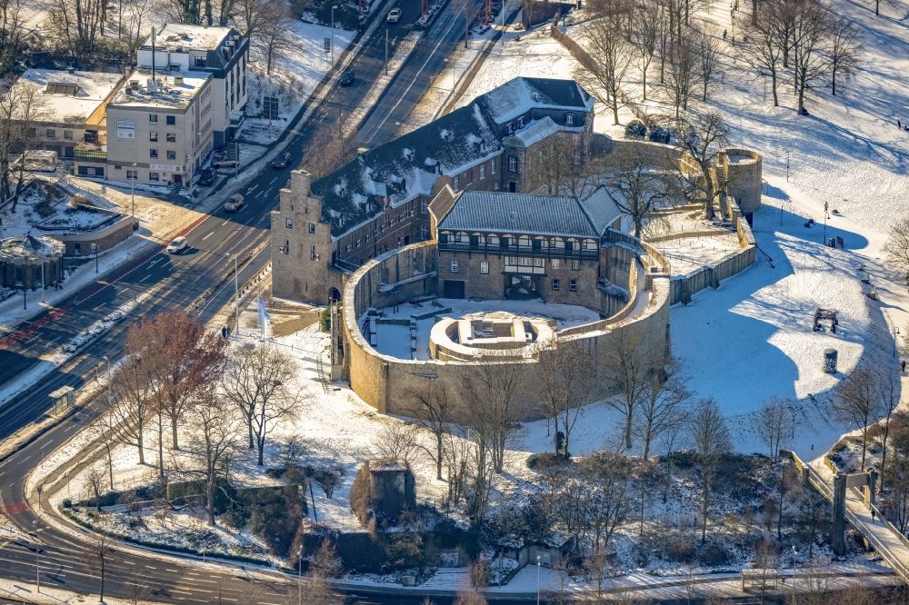 Luftbild Mülheim an der Ruhr - Winterluftbild Burganlage Schloss Broich in Mühlheim an der Ruhr im Bundesland Nordrhein-Westfalen, Deutschland