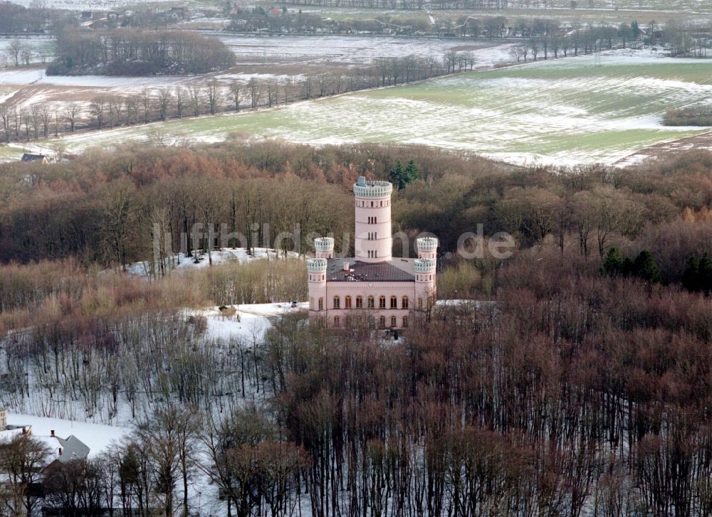 Binz aus der Vogelperspektive: Winterluftbild Burganlage des Schloss Jagdschloss Granitz in Binz im Bundesland Mecklenburg-Vorpommern, Deutschland