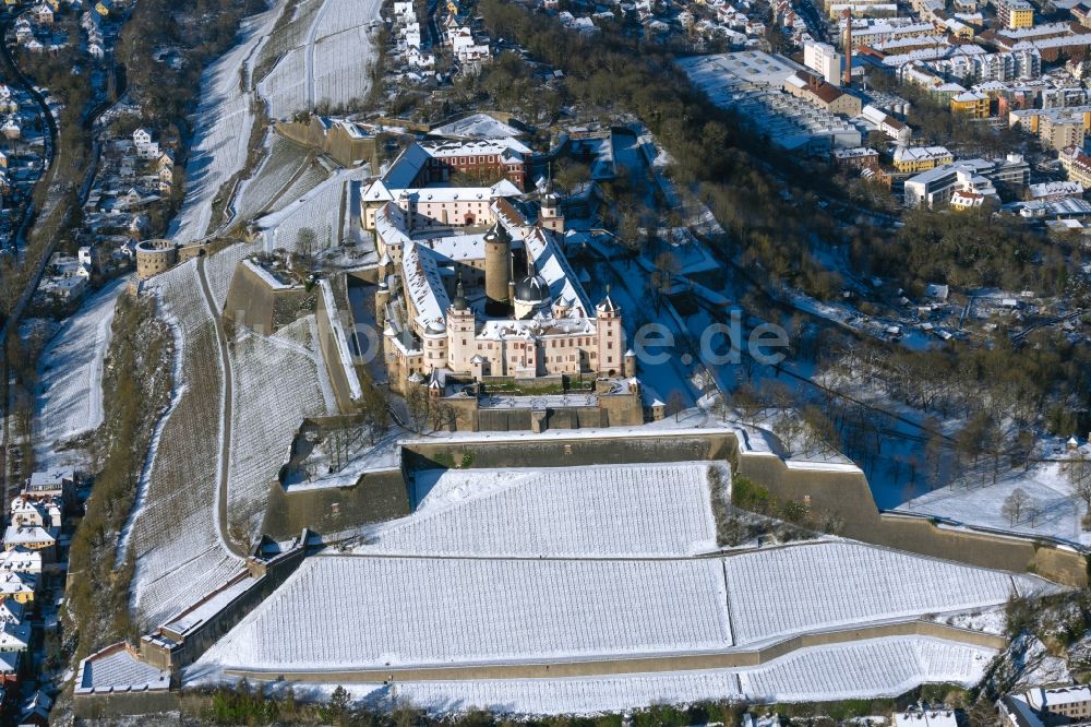 Luftaufnahme Würzburg - Winterluftbild Burganlage der Veste Festung Marienberg in Würzburg im Bundesland Bayern, Deutschland