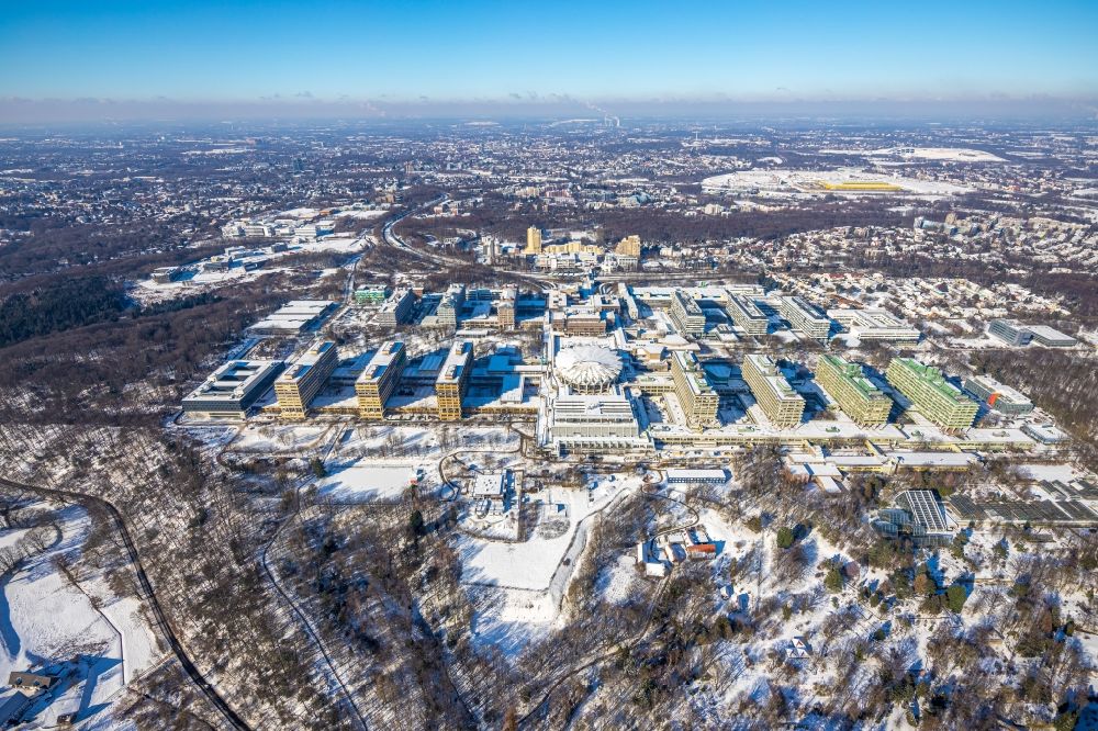 Luftaufnahme Bochum - Winterluftbild Campus- Gebäude der Ruhr-Universität in Bochum im Bundesland Nordrhein-Westfalen