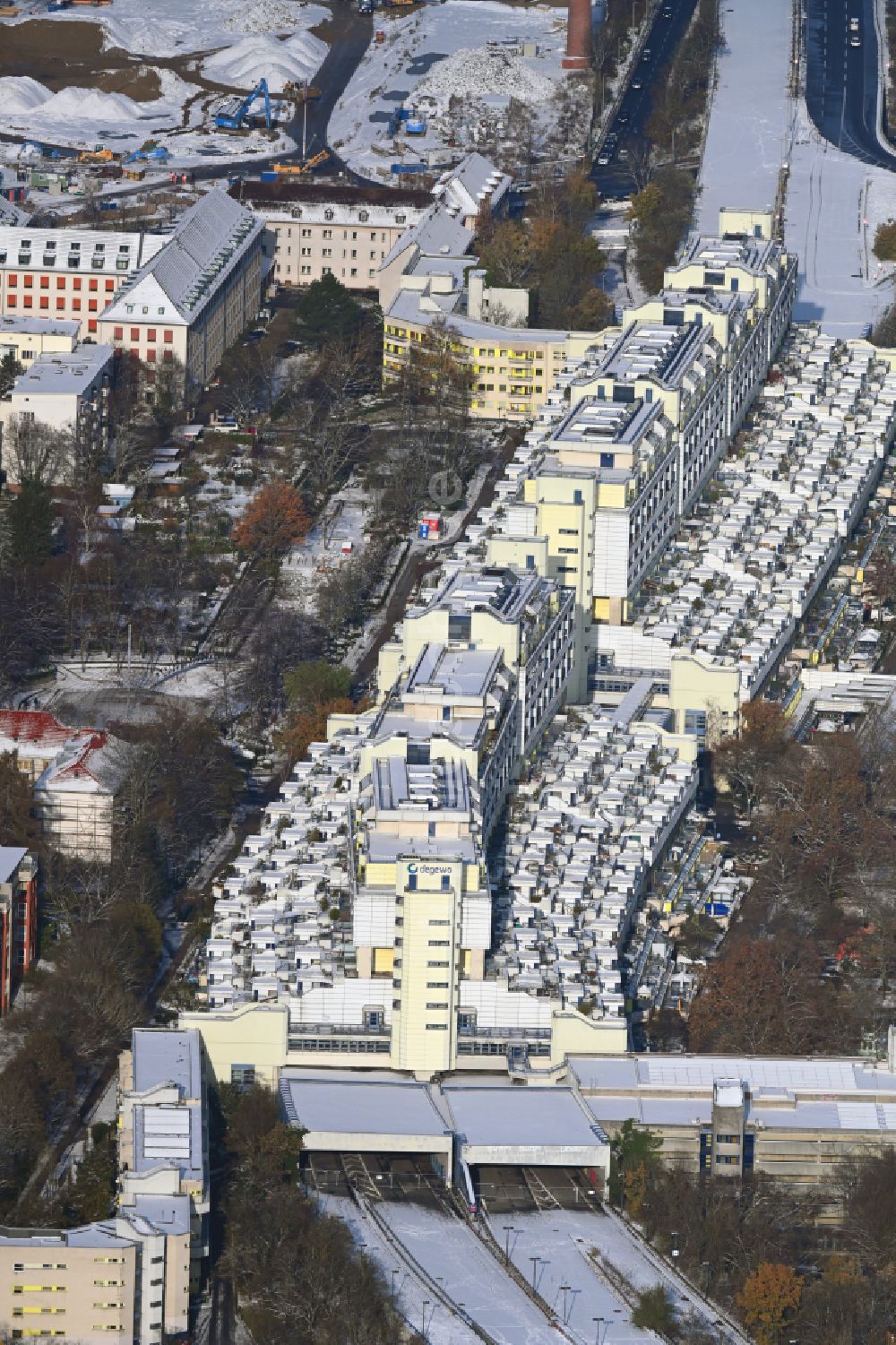 Berlin aus der Vogelperspektive: Winterluftbild Dachgarten- Landschaft im Wohngebiet einer Mehrfamilienhaussiedlung in Berlin