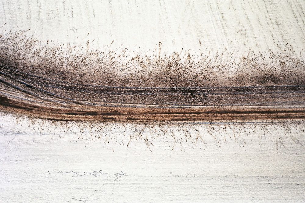 Luftaufnahme Hohenstein - Winterluftbild Dünger- Ausbringung geprägte Strukturen auf landwirtschaftlichen Feldern in Hohenstein im Bundesland Brandenburg, Deutschland