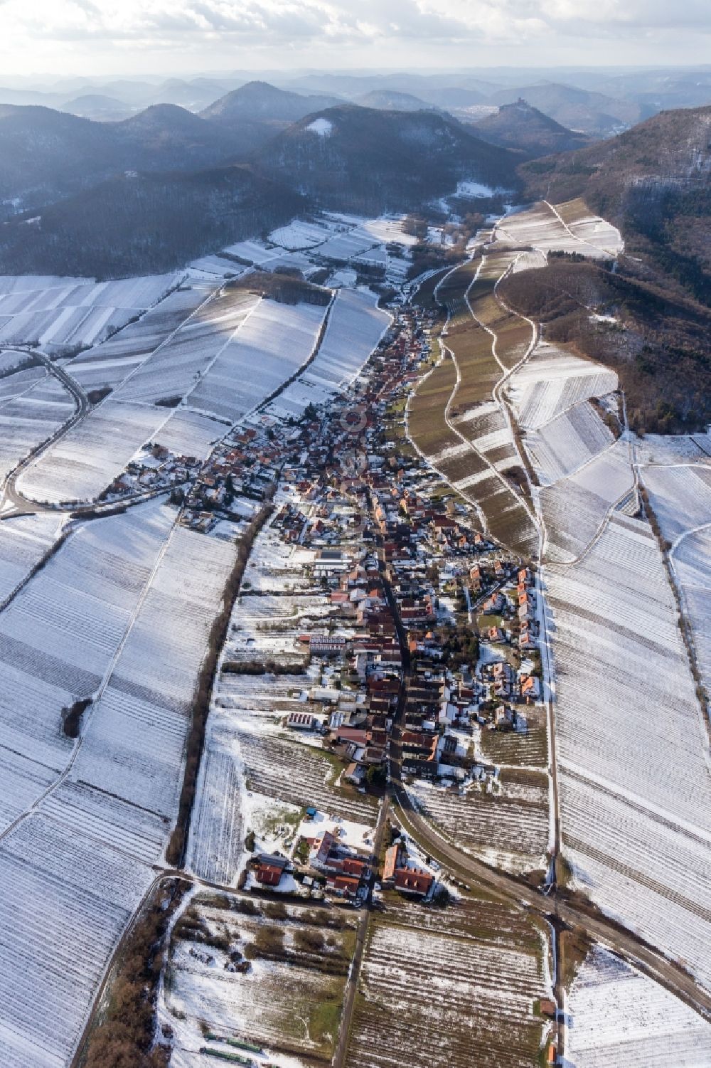 Luftaufnahme Ranschbach - Winterluftbild Dorf - Ansicht am Rande von beschneiten Weinbergen in Ranschbach im Bundesland Rheinland-Pfalz, Deutschland