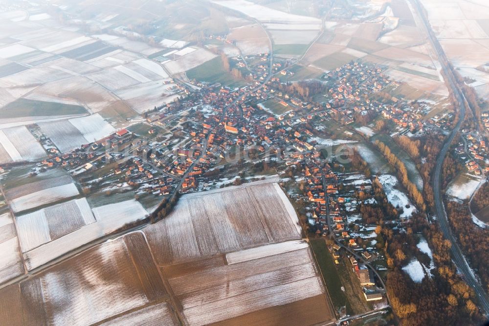 Riedseltz von oben - Winterluftbild Dorf - Ansicht am Rande von Feldern in Riedseltz in Grand Est, Frankreich