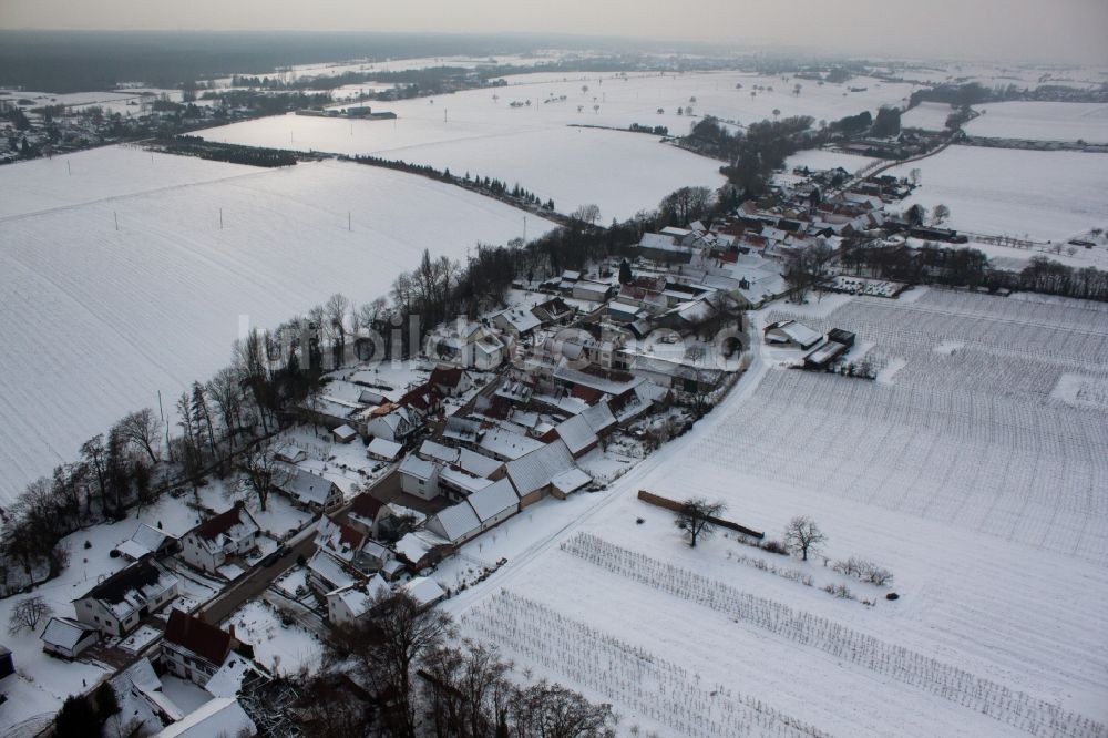 Luftaufnahme Vollmersweiler - Winterluftbild Dorf - Ansicht am Rande von Feldern in Vollmersweiler im Bundesland Rheinland-Pfalz, Deutschland