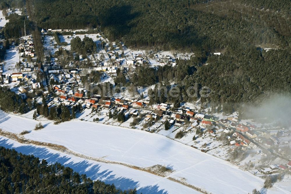 Groß Dölln aus der Vogelperspektive: Winterluftbild Dorf - Ansicht am Rande Waldgebieten in Groß Dölln im Bundesland Brandenburg, Deutschland