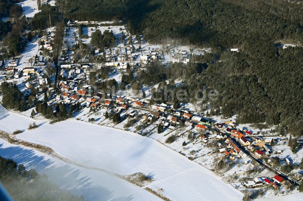 Luftbild Groß Dölln - Winterluftbild Dorf - Ansicht am Rande Waldgebieten in Groß Dölln im Bundesland Brandenburg, Deutschland