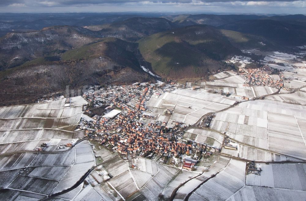 Luftbild Frankweiler - Winterluftbild Dorf - Ansicht am Rande von Weinbergen am Haardtrand in Frankweiler im Bundesland Rheinland-Pfalz, Deutschland