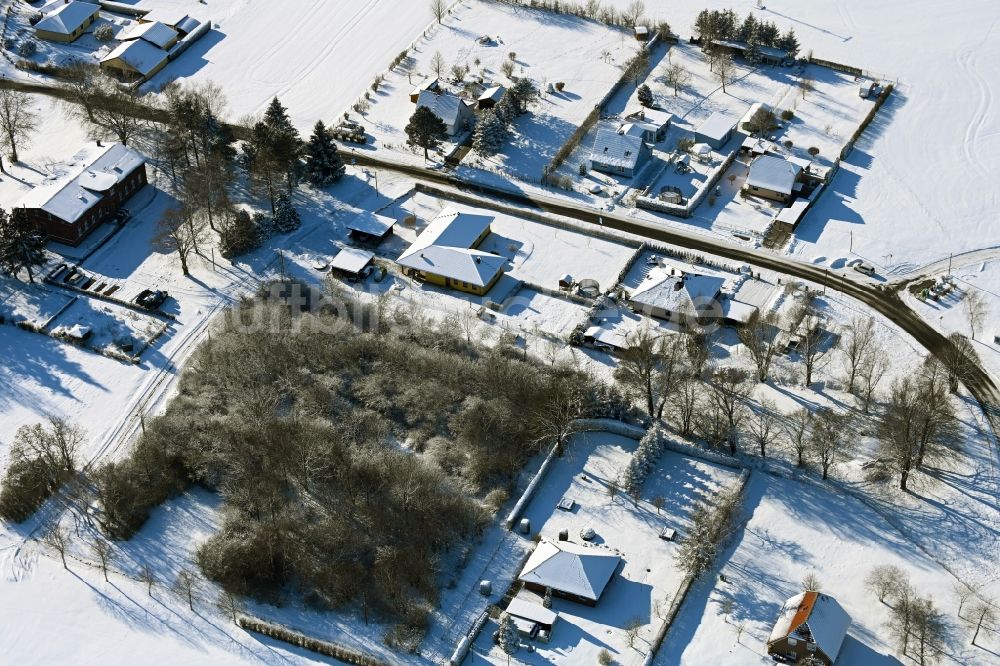 Wüsteney aus der Vogelperspektive: Winterluftbild Dorf - Ansicht in Wüsteney im Bundesland Mecklenburg-Vorpommern, Deutschland