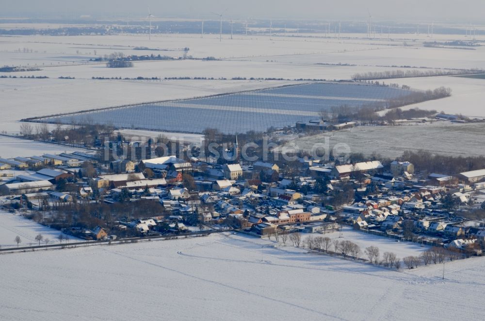 Baasdorf aus der Vogelperspektive: Winterluftbild Dorfkern am Feldrand in Baasdorf im Bundesland Sachsen-Anhalt, Deutschland