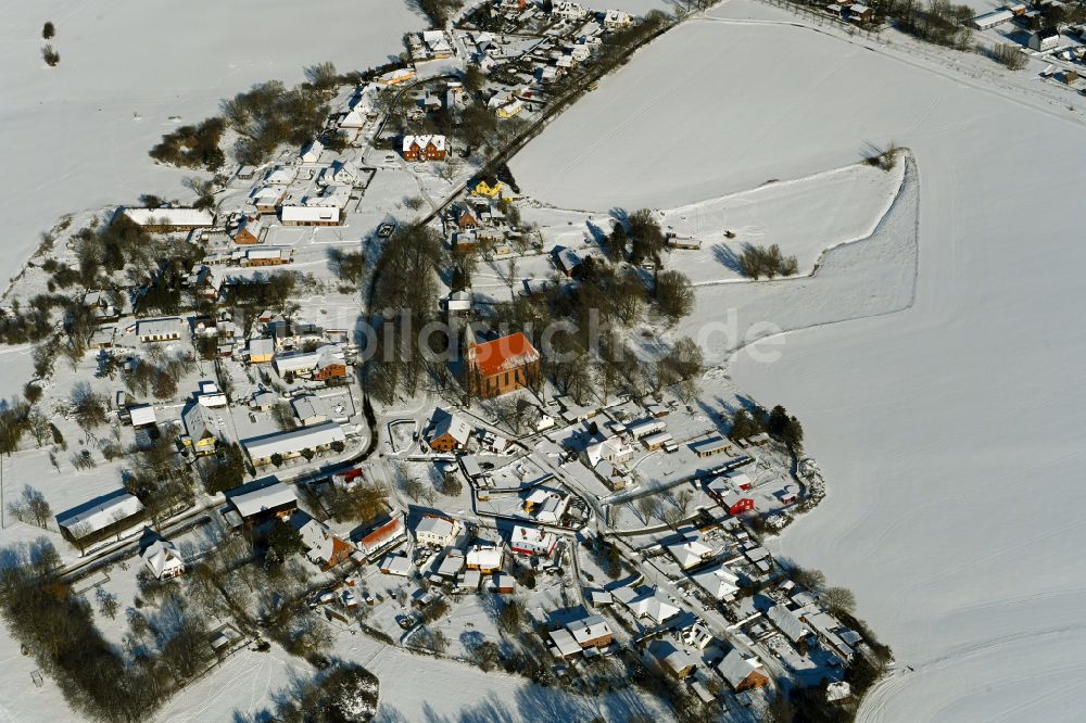 Luftaufnahme Kenz - Winterluftbild Dorfkern am Feldrand in Kenz im Bundesland Mecklenburg-Vorpommern, Deutschland