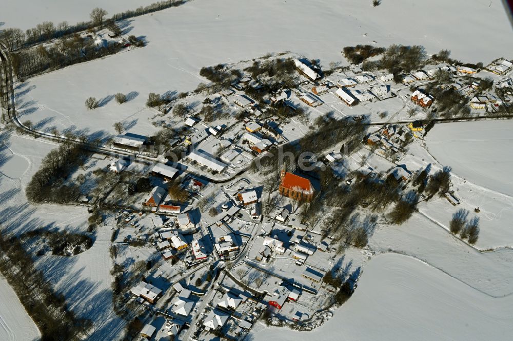 Kenz von oben - Winterluftbild Dorfkern am Feldrand in Kenz im Bundesland Mecklenburg-Vorpommern, Deutschland
