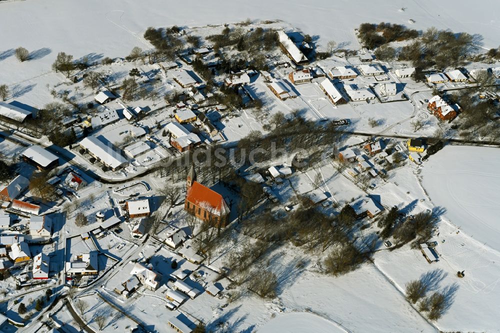 Luftbild Kenz - Winterluftbild Dorfkern am Feldrand in Kenz im Bundesland Mecklenburg-Vorpommern, Deutschland