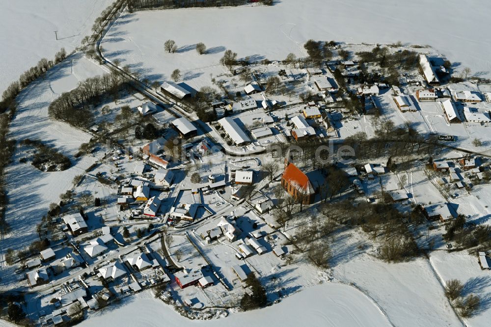Luftaufnahme Kenz - Winterluftbild Dorfkern am Feldrand in Kenz im Bundesland Mecklenburg-Vorpommern, Deutschland
