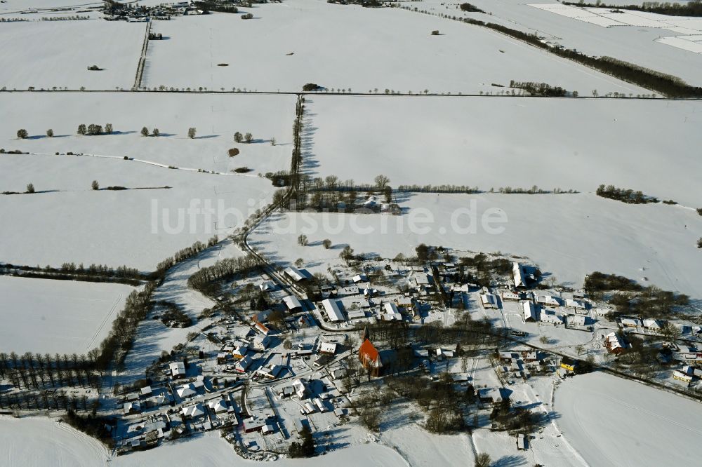 Kenz von oben - Winterluftbild Dorfkern am Feldrand in Kenz im Bundesland Mecklenburg-Vorpommern, Deutschland