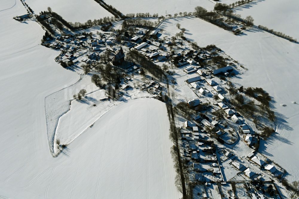 Kenz aus der Vogelperspektive: Winterluftbild Dorfkern am Feldrand in Kenz im Bundesland Mecklenburg-Vorpommern, Deutschland