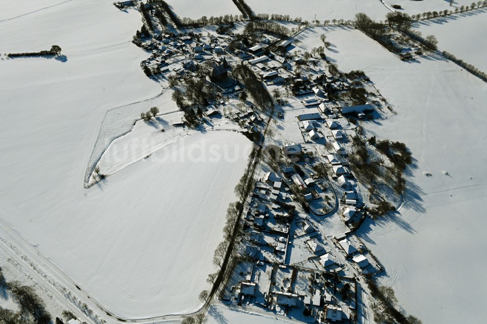 Luftbild Kenz - Winterluftbild Dorfkern am Feldrand in Kenz im Bundesland Mecklenburg-Vorpommern, Deutschland