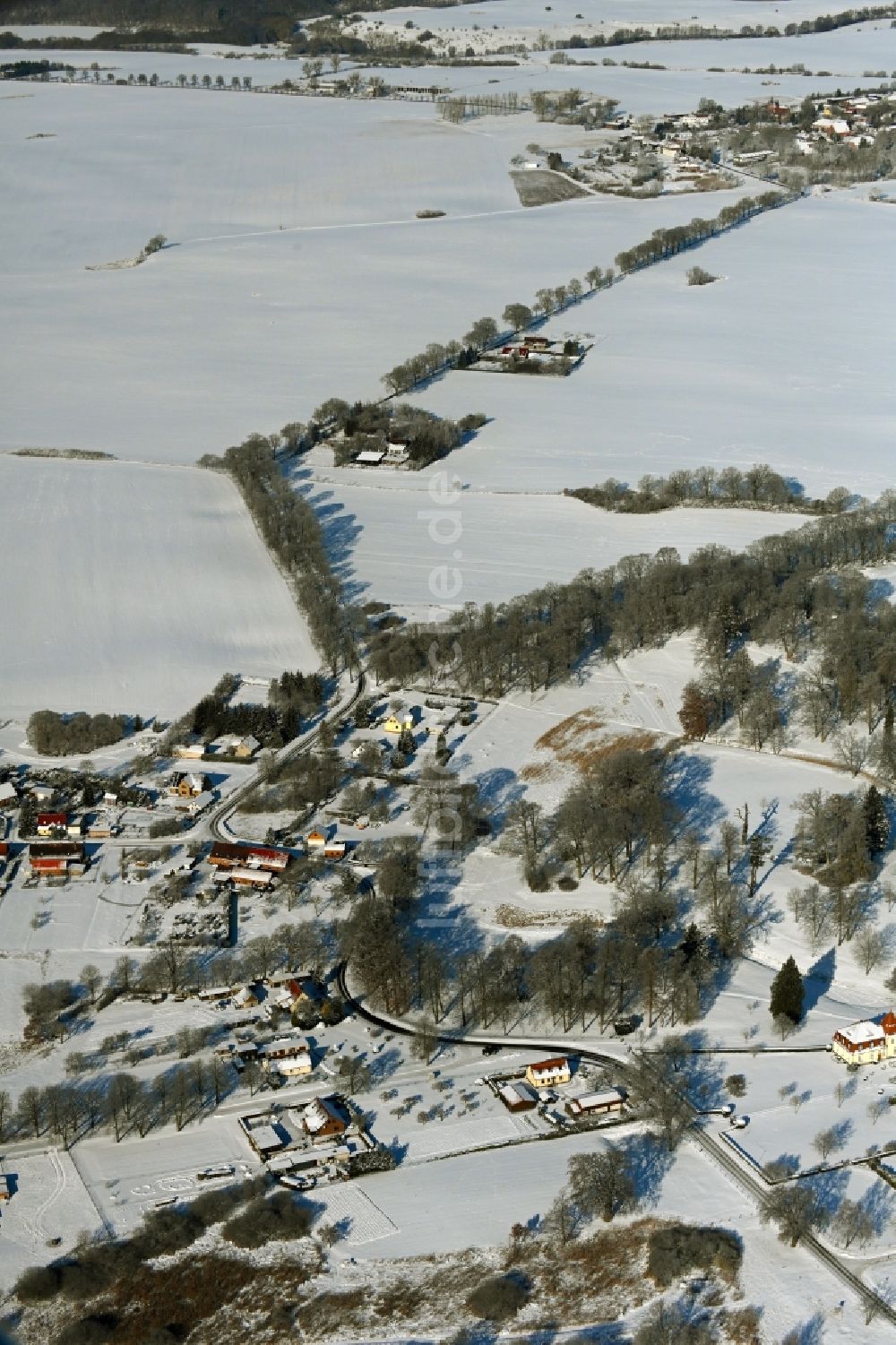 Krumbeck aus der Vogelperspektive: Winterluftbild Dorfkern am Feldrand in Krumbeck im Bundesland Mecklenburg-Vorpommern, Deutschland