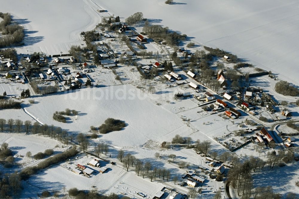 Luftbild Krumbeck - Winterluftbild Dorfkern am Feldrand in Krumbeck im Bundesland Mecklenburg-Vorpommern, Deutschland