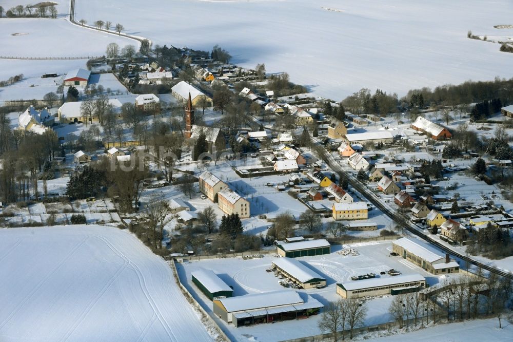 Luftaufnahme Leppin - Winterluftbild Dorfkern am Feldrand in Leppin im Bundesland Mecklenburg-Vorpommern, Deutschland
