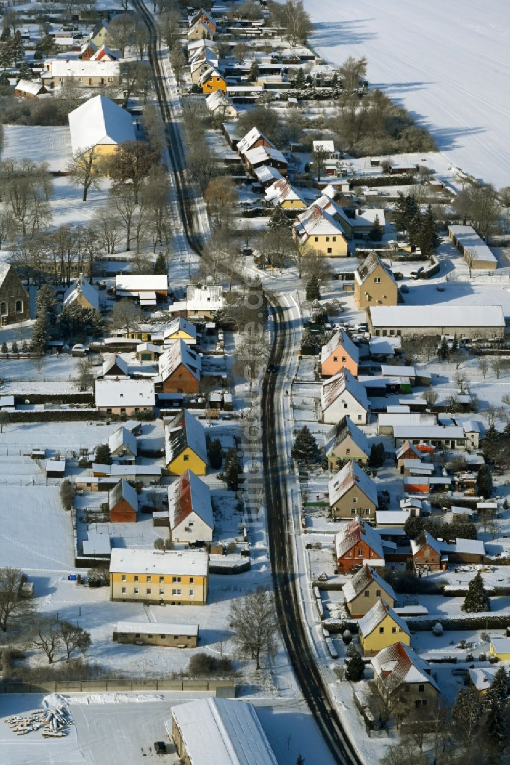 Leppin von oben - Winterluftbild Dorfkern am Feldrand in Leppin im Bundesland Mecklenburg-Vorpommern, Deutschland