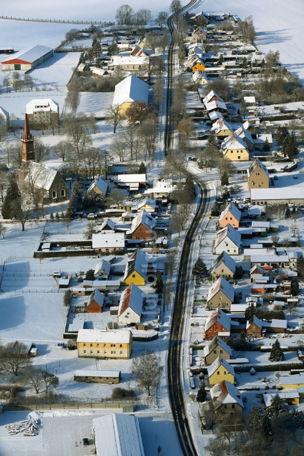 Leppin aus der Vogelperspektive: Winterluftbild Dorfkern am Feldrand in Leppin im Bundesland Mecklenburg-Vorpommern, Deutschland