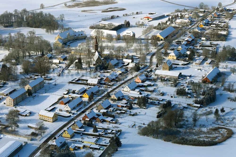 Luftbild Leppin - Winterluftbild Dorfkern am Feldrand in Leppin im Bundesland Mecklenburg-Vorpommern, Deutschland