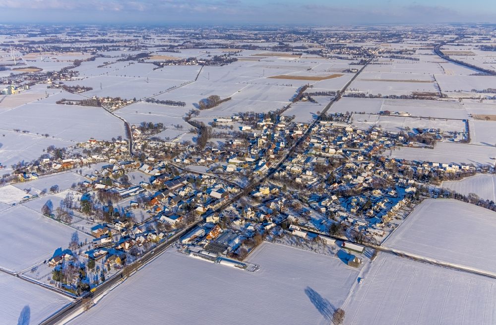 Ostönnen von oben - Winterluftbild Dorfkern am Feldrand in Ostönnen im Bundesland Nordrhein-Westfalen, Deutschland