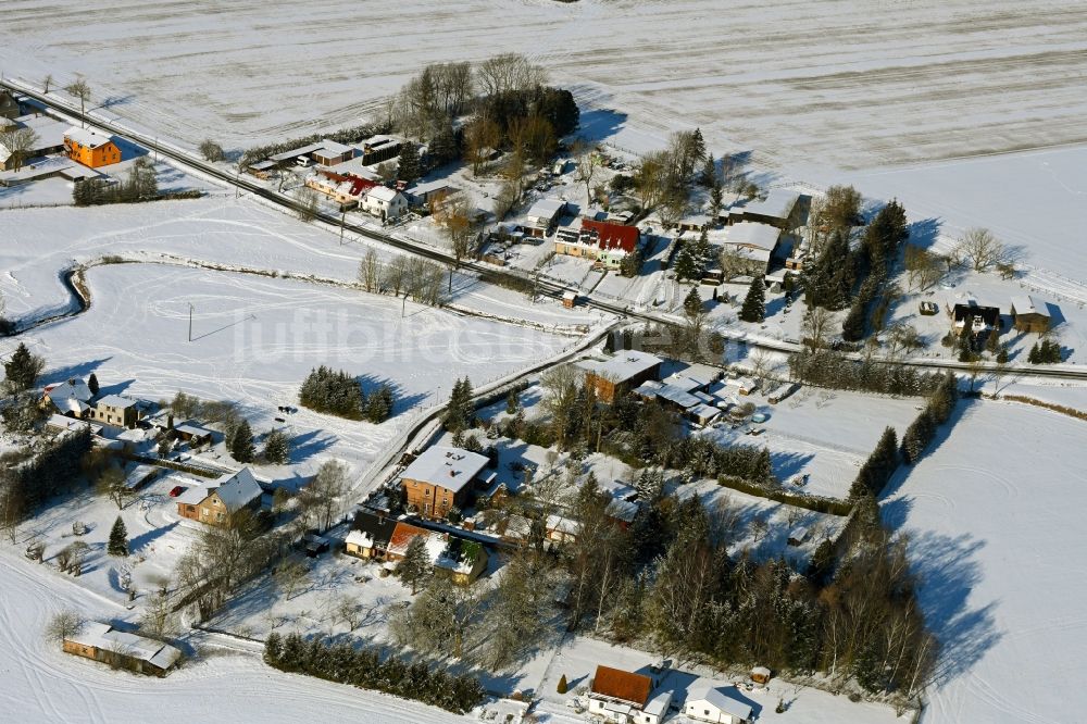 Prützmannshagen von oben - Winterluftbild Dorfkern am Feldrand in Prützmannshagen im Bundesland Mecklenburg-Vorpommern, Deutschland