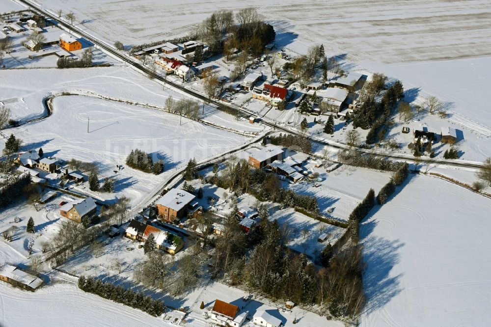 Prützmannshagen aus der Vogelperspektive: Winterluftbild Dorfkern am Feldrand in Prützmannshagen im Bundesland Mecklenburg-Vorpommern, Deutschland