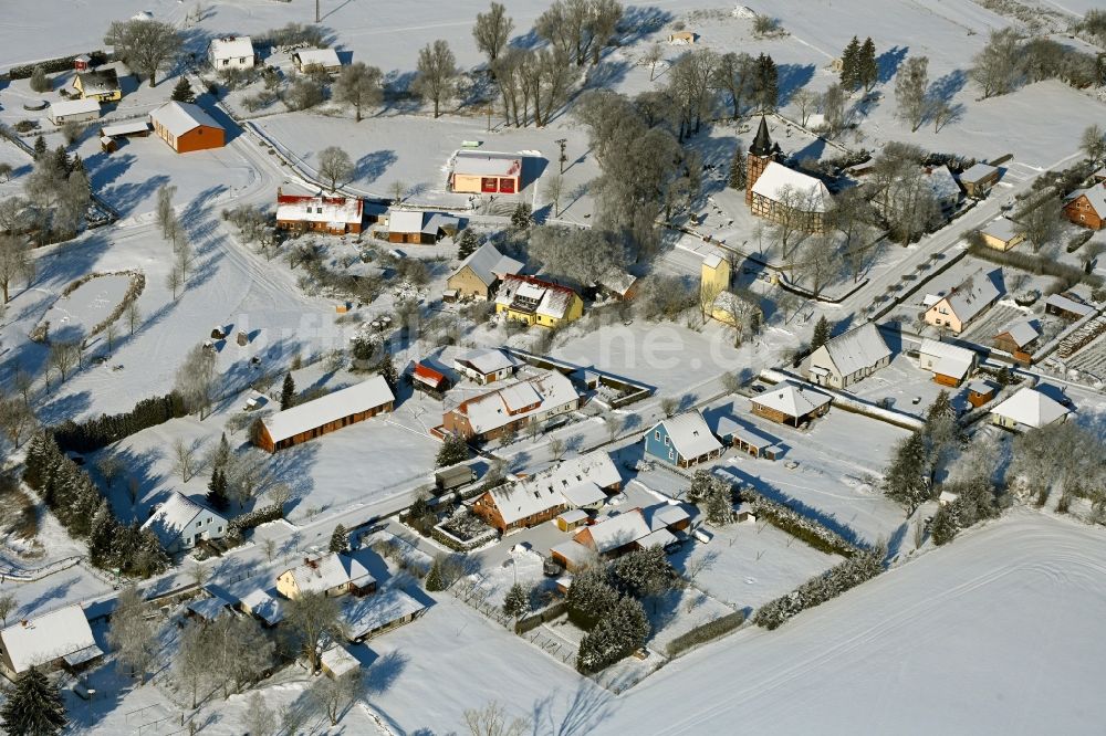 Luftbild Rehberg - Winterluftbild Dorfkern am Feldrand in Rehberg im Bundesland Mecklenburg-Vorpommern, Deutschland