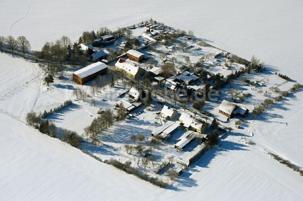 Rosemarsow von oben - Winterluftbild Dorfkern am Feldrand in Rosemarsow im Bundesland Mecklenburg-Vorpommern, Deutschland